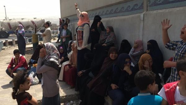 أهالي المعتقلين أمام أحد السجون المصريه 