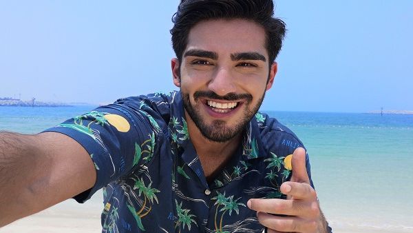 The answer is to find a smartphone camera that will be intelligent enough to do the work for you – a camera that will recognize the background and adjust automatically to bring to life the clear blue skies.