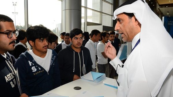 طلاب يتعرفون على البرامج التي توفرها جامعات مؤسسة قطر خلال معرض المدينة التعليمية الأول في الكويت.