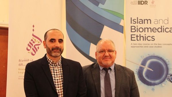 الدكتور محمد غالي، أستاذ الدراسات الإسلامية وأخلاق الطب الحيوي بمركز دراسات التشريع الإسلامي والأخلاق  والدكتور توفيق بن عمران، رئيس علم الوراثة السريرية والتمثيل الغذائي بمؤسسة حمد الطبية