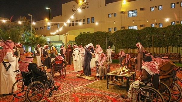 ضمنت الفعاليات تنظيم برنامج التعاونية هيلث زون الذي قدم خدمات صحية متنوعة للمسنين، شملت القياسات الحيوية للجسم والفحص العام والاستشارات الصحية والغذائية ونصائح لتغيير نمط حياتهم لينعموا بصحة أفضل.