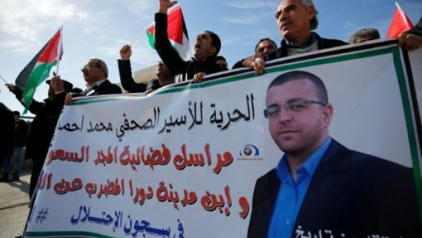 القضاء الاسرائيلي يعلق اعتقال الصحافي الفلسطيني محمد القيق المضرب عن الطعام
