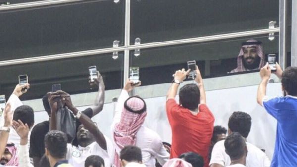  ولي العهد يتحدث مع شعبه ويخاطبهم ويقابلهم من خلال زجاج واقي