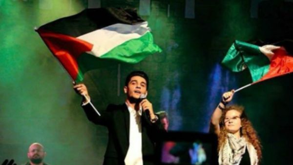 Al Tamimi joined Assaf on stage while he was singing the anthem "Alli Al Koofiyeh" (Source: mohammedassaf89 - Instagram)