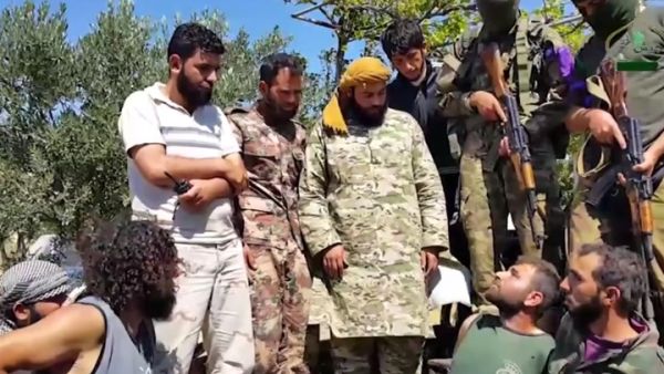 المحيسني أثناء حواره مع أسيرين من قوات النظام داخل بلدة كنسبّا - يوتيوب