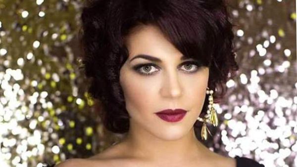 الفنانة منى هلا