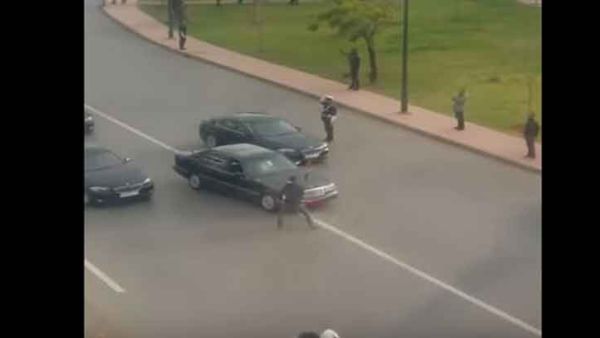 صورة ماخوذة من مقطع الفيديو تظهر لحظة اعتراض الرجل لسيارة قيل انها لملك المغرب محمد السادس