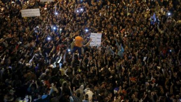 الالاف يحتجون على أسعار المرافق في مدينة طنجة المغربية
