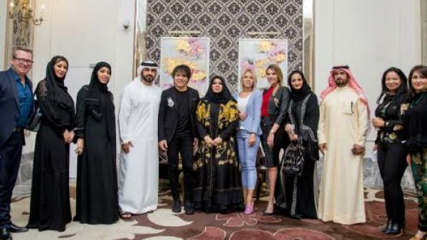 منى المنصوري تفتتح أسبوع الموضة الباريسي بدبي بعرض مُبهر