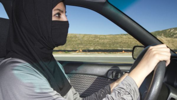 تنفصل عن خطيبها لقيادة السيارة