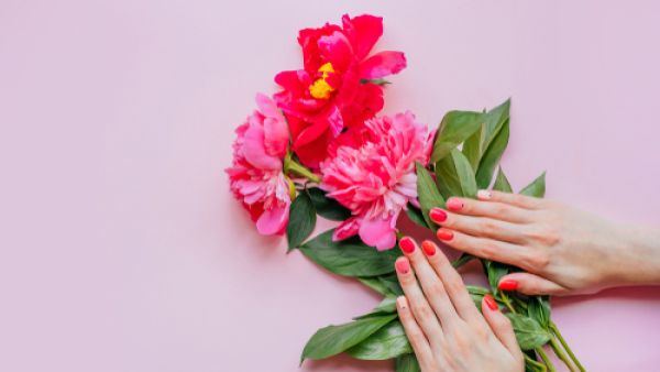 البشرة المتوسطة فعليكِ الابتعاد تماما عن الألوان الهادئة من طلاء الأظافر