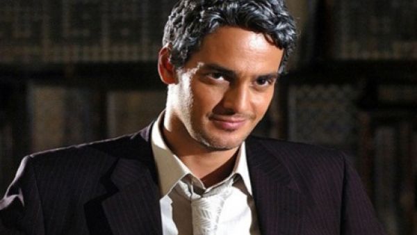 خالد أبو النجا يصدم جمهوره بصوره العارية تماما