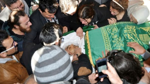 اقارب وانصار المعارض السوري ناجي الجرف في جنازته