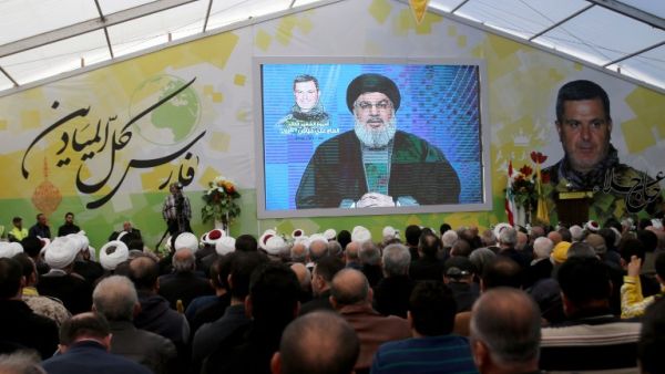 Supporters of Lebanon's militant Shiite movement Hezbollah watch a televised speech by Hassan Nasrallah, the head of Hezbollah on March 6, 2016. (AFP/Mahmoud Zayyat)