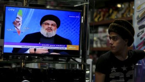 شاب يشاهد خطاب حسن نصر الله الامين العام لجماعة حزب الله عبر التلفزيون في صيدا بجنوب لبنان
