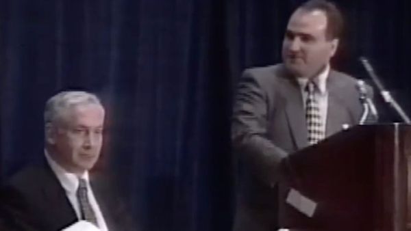 صورة تجمع مستشار بن زايد مع رئيس الوزراء الإسرائيلي نتنياهو 