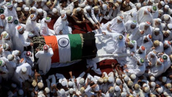 وقع التدافع خارج منزل الزعيم الروحي لطائفة البهرة الداوودية في منطقة راقية بالمدينة