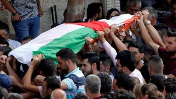 جثمان عائشة الرابي خلال جنازتها بالقرب من نابلس 
