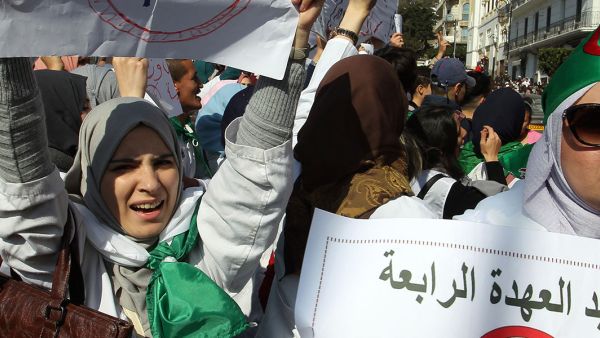 رفض نشطاء المعارضة قرار الرئيس عبد العزيز بوتفليقة العدول عن خوض انتخابات الرئاسة سعيا للحصول على فترة خامسة