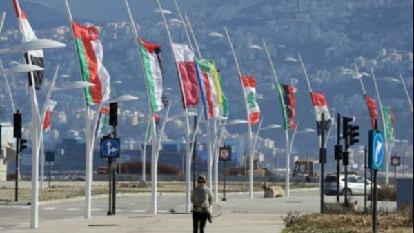 أعلام الدول العربية في بيروت قبل يومين من انعقاد القمة الاقتصادية التنموية في لبنان

