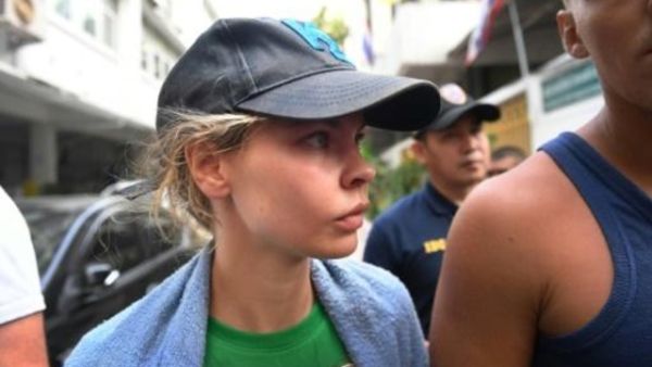 العارضة أناستازيا فاشوكيفيتش المحتجزة في روسيا اثناء مغادرتها دائرة الهجرة في بانكوك 

