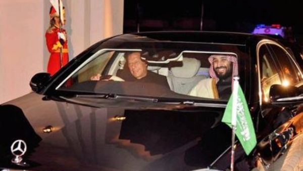 رئيس الوزراء الباكستاني عمران خان يقود سيارة وإلى جواره ولي العهد السعودي الأمير محمد بن سلمان في روالبندي يوم الأحد

