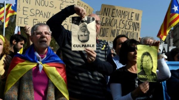 متظاهرون يحتجون في برشلونة على محاكمة قادة انفصاليين كاتالونيين
