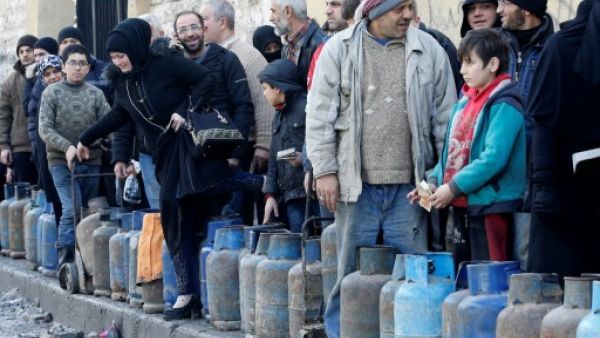 سوريون يقفون في طابور في حي صلاح الدين في حلب في شمال سوريا للحصول على أسطوانة غاز

