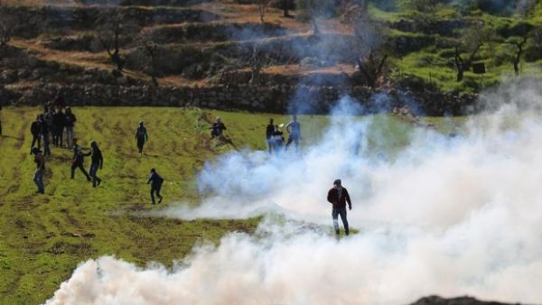 شهيد وعشرات الجرحى في هجوم للمستوطنين على قرية قرب رام الله
