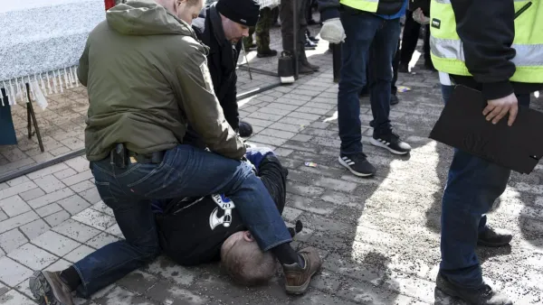 صورة نشرتها الوكالة الفنلندية "ليتيكوفا" تناقلتها وسائل إعلامية محلية رجلا مطروحا أرضا وحارسين يمسكان به 