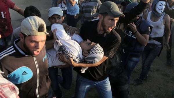 وبدأ الفلسطينيون احتجاجاتهم على طول السياج الفاصل شرق القطاع في 30 آذار/مارس الماضي.

