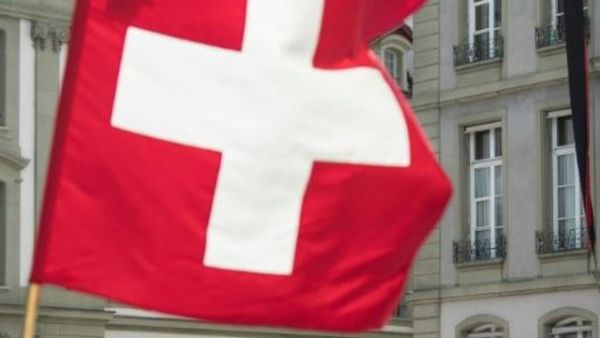 جنيف تؤيد قانونا يحظر على الموظفين الحكوميين ارتداء رموز دينية
