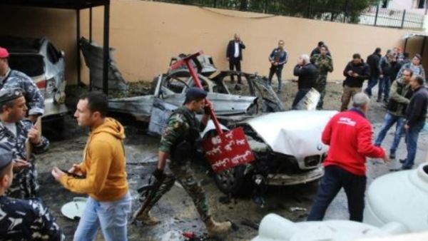 قوات الامن اللبنانية تضرب طوقا أمنيا في موقع انفجار سيارة مفخخة في صور جنوب لبنان اصيب فيه محمد حمدان وهو مسؤول في حركة حماس الفلسطينية

