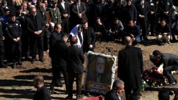 أمير الايزيديين تحسين سعيد علي يوارى الثرى في مدينة شيخون العراقية شمال شرق الموصل
