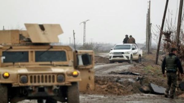 مقاتلون من قوات سوريا الديموقراطية الذين يقاتلون الجهاديين في احدى قرى محافظة دير الزور السورية
