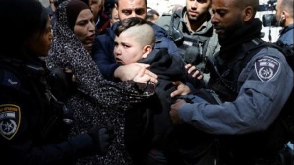 شرطيون اسرائيليون يعتقلون احد افراد اسرة ابو عصب لدى احتجاجه على طرده من منزله في القدس الشرقية المحتلة

