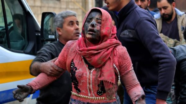 امرأة جريحة مغطاة بالغبار بعد قصف نفذه النظام السوري، الجمعة، على بلدة خان شيخون في محافظة إدلب


