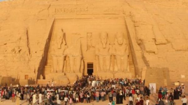 سياح أمام معبد أبو سمبل
