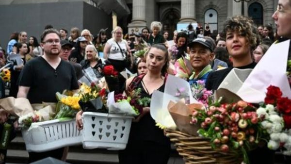 مشاركون في مراسم تأبين الطالبة من عرب اسرائيل آية مصاروة التي تعرضت للاغتصاب والقتل، في ملبورن

