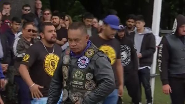 عصابة دراجين نيوزلنديين اثناء رقصهم الهاكا امام احد المسجدين اللذين استهفهما الهجوم الارهابي 