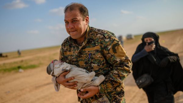 تتأهب قوات سوريا الديمقراطية منذ عدة أسابيع لاقتحام آخر جيب للدولة الإسلامية في قرية الباغوز لكن العملية تعطلت بسبب جهود إجلاء آلاف المدنيين من هناك.
