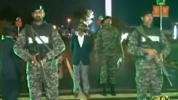 أظهرت لقطات تلفزيونية الطيار أبهيناندان وهو يسير عابرا الحدود قرب بلدة واجاه 