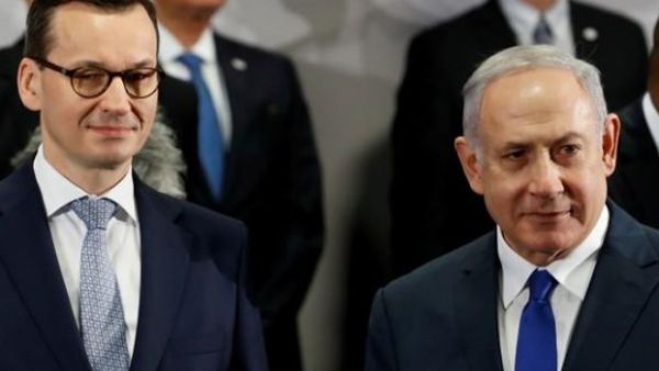 وزراء البولندي ماتيوس مورافيسكي يقف إلى جوار نظيره الإسرائيلي بنيامين نتنياهو في وارسو
