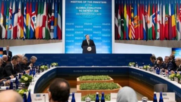 وزير الخارجية الاميركي مايك بومبيو متحدثا الى اعضاء التحالف ضد الجهاديين في واشنطن


