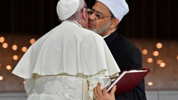 عناق بين شيخ الأزهر والبابا فرنسيس بعد توقيع وثيق "الأخوة الإنسانية" في أبوظبي


