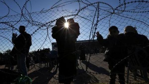 فلسطينيون ينتظرون عبور معبر رفح
