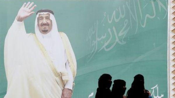 السعودية ستتعامل مع إساءة استغلال نظام وصاية الرجال