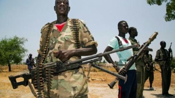 عناصر ميليشيات من المعارضة في جنوب السودان مع اسلحتهم قرب قاعدتهم في تونيور بجنوب السودان
