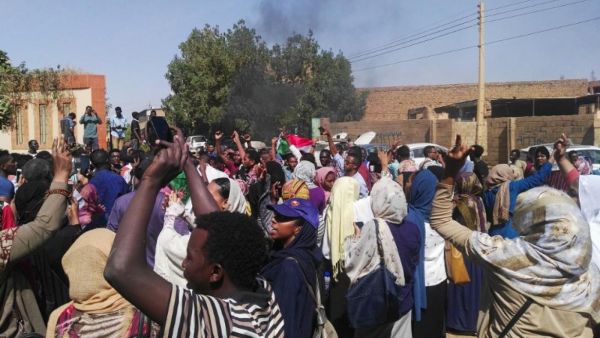 لمئات يحتجون بالسودان في استمرار للضغط على البشير