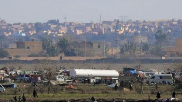 أعضاء تنظيم الدولة الإسلامية يسيرون في الباغوز
